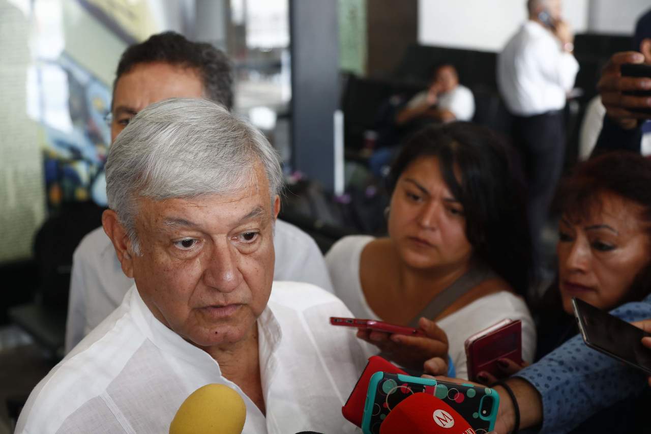 El presidente electo de México, Andrés Manuel López Obrador, sostuvo que los cuerpos encontrados en dos tráileres, en Jalisco, es consecuencia del fraude electoral del 2006, pues culpó a Felipe Calderón de desatar la violencia y la inseguridad. (EL UNIVERSAL)