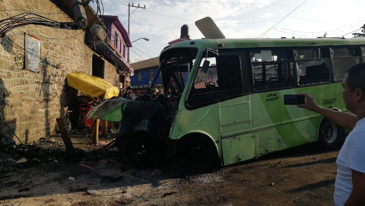 Al menos 30 lesionados resultaron en un accidente vehicular provocado por un camión de pasajeros que se quedó sin frenos en Cuautepec, Gustavo A. Madero. (TWITTER)