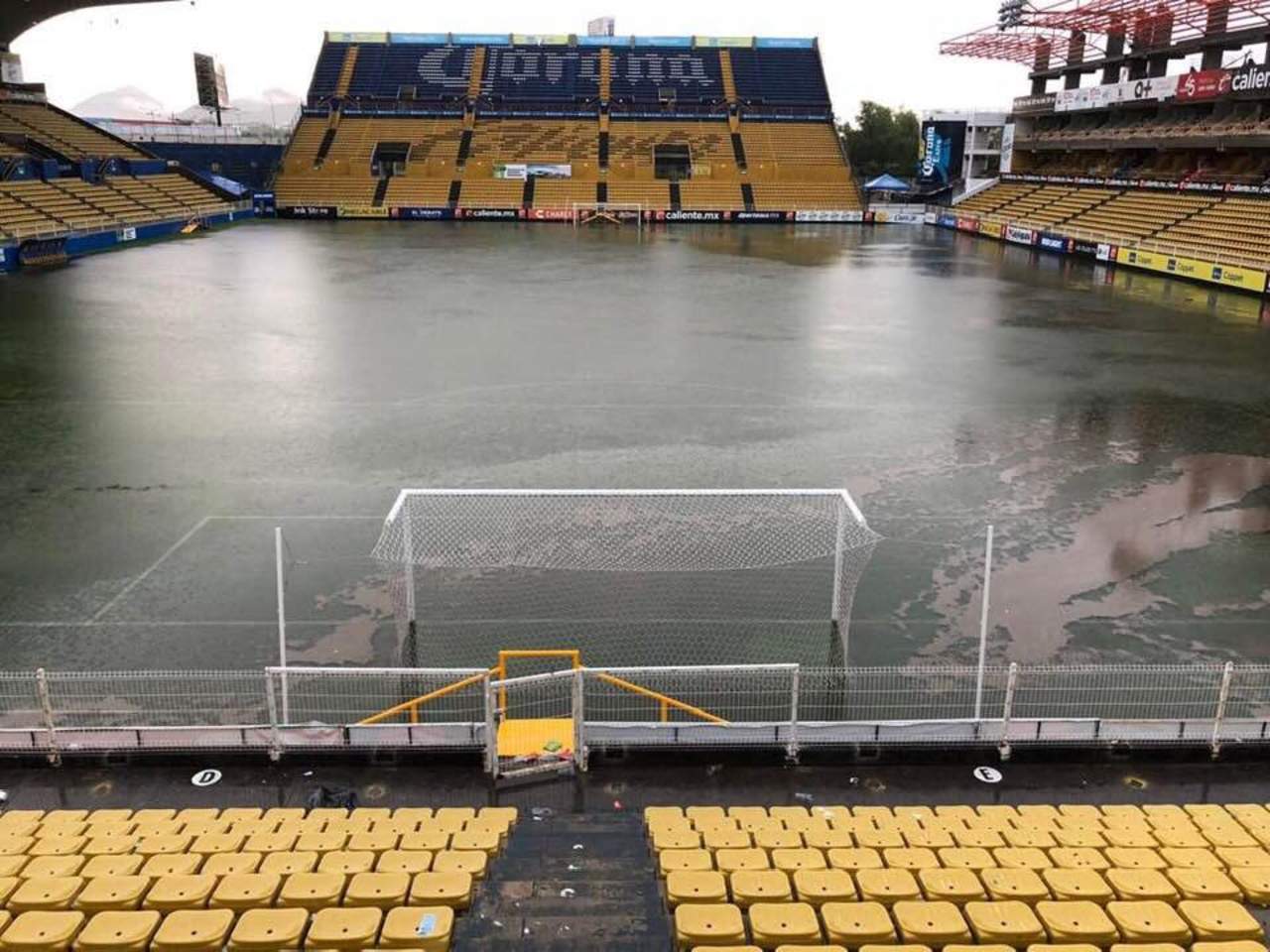En una imagen que compartió 'El Gran Pez' en sus redes sociales, se puede observar el Estadio Banorte completamente inundado. (Especial)