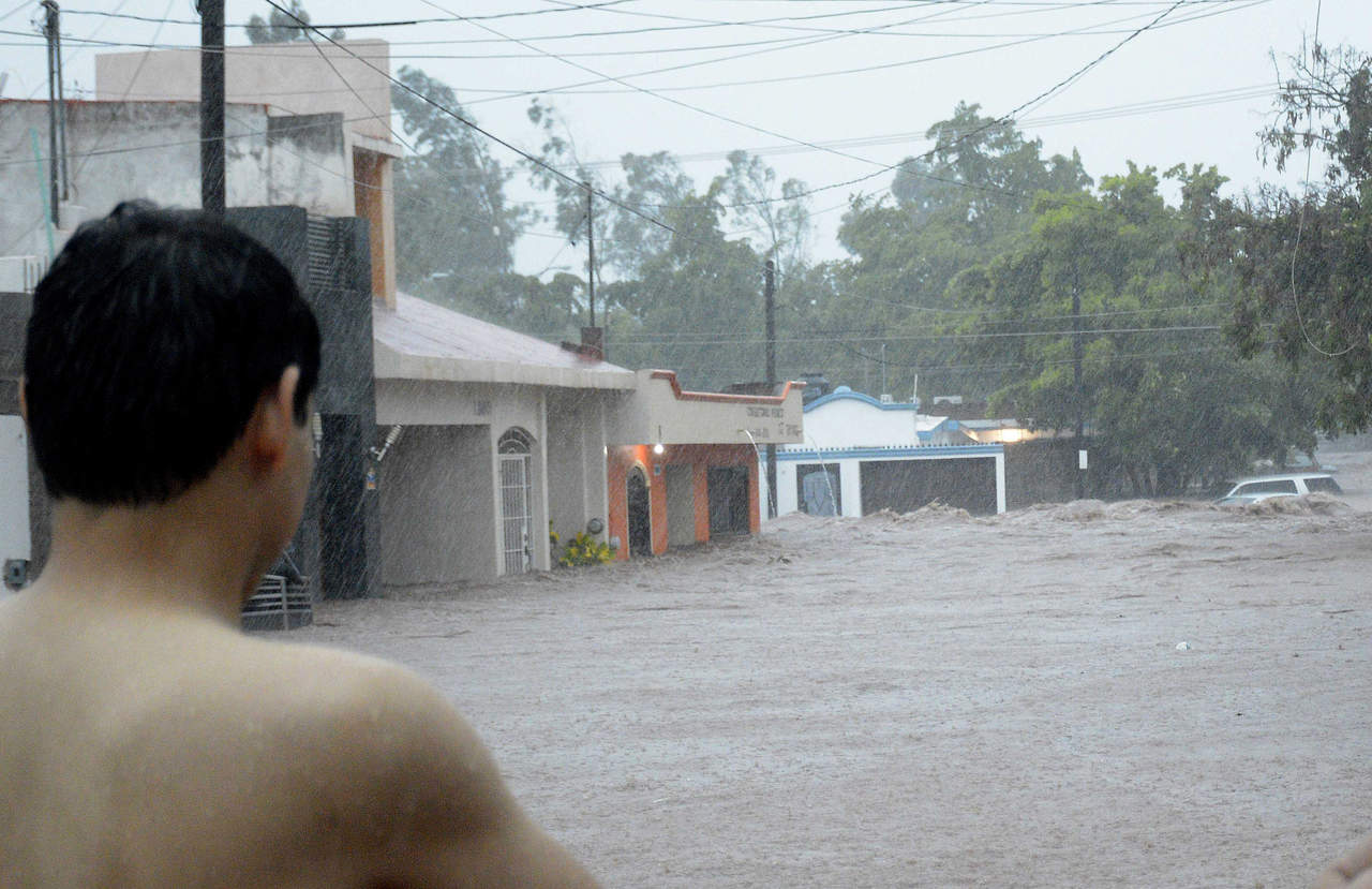 Por otra parte, Juan Francisco González Vega, titular de Protección Civil en Sinaloa, añadió que en las últimas 24 horas cayeron hasta 359 milímetros de lluvia en Ahome, mientras que en el municipio de El Fuerte hay comunidades incomunicadas. (EFE)