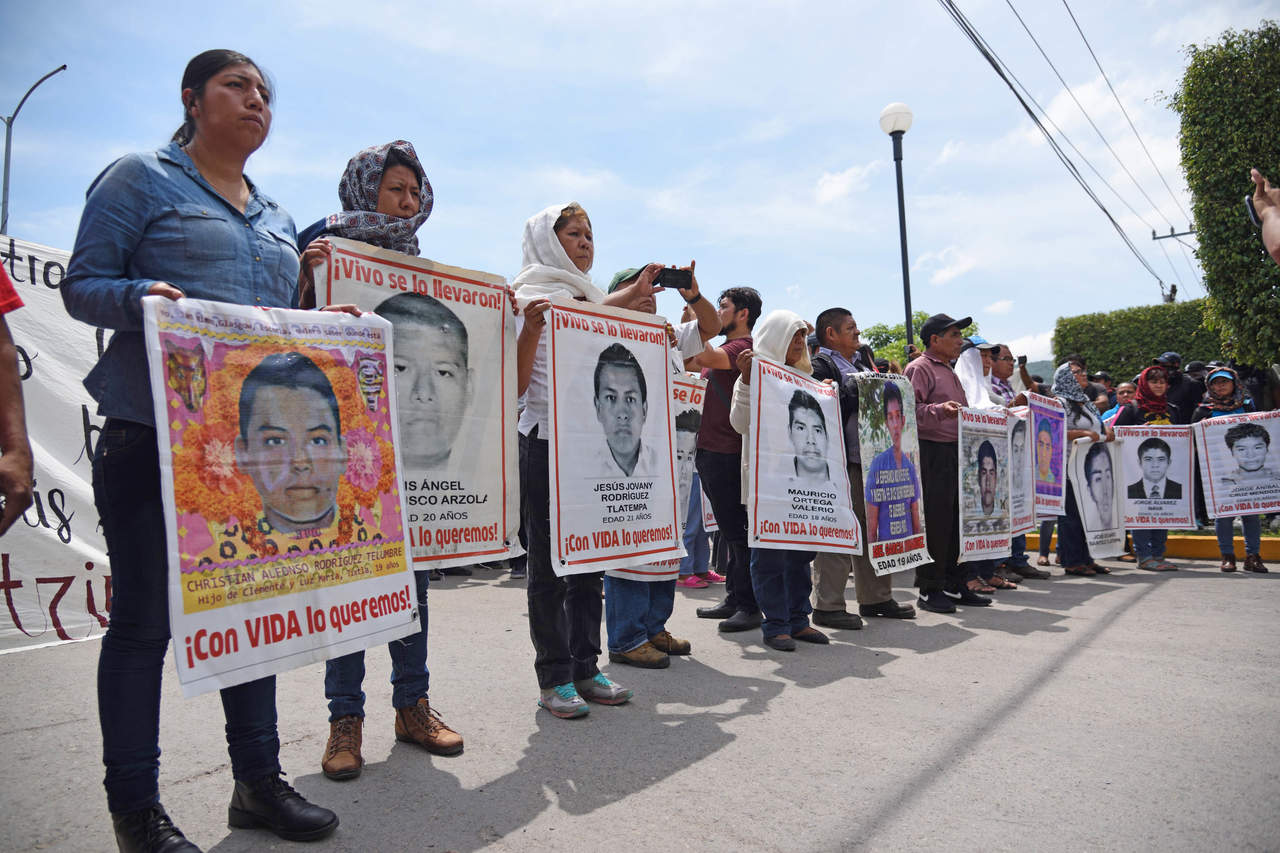 Los familiares de los 43 estudiantes de Ayotzinapa manifestaron que 'la decisión de hoy del Tribunal Colegiado abre de nueva cuenta la oportunidad para que el gobierno entrante ordene la creación de la Comisión de investigación y se refuerce la supervisión internacional mediante el regreso del GIEI-CIDH y la participación de la ONU'. (EL UNIVERSAL)