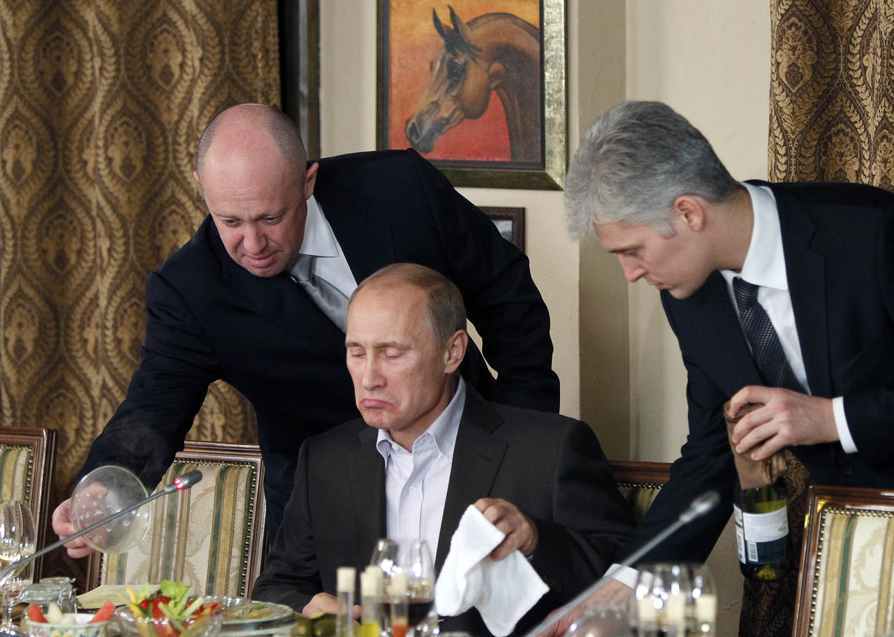 Lazos. El empresario Yevgeny Prigozhin (izq.), apodado como el 'Chef' de Putin, también fue sancionado. (AP)