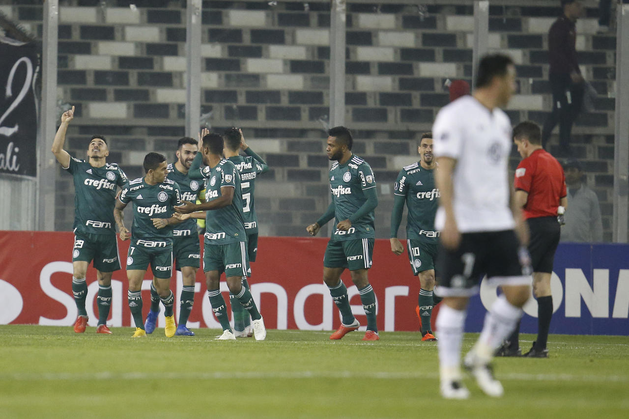 Jugadores de Palmeiras festejan su gol ante el Colo Colo, durante el partido de ida por los cuartos de final de la Copa Libertadores jugado en el Estadio Monumental, en Santiago de Chile.