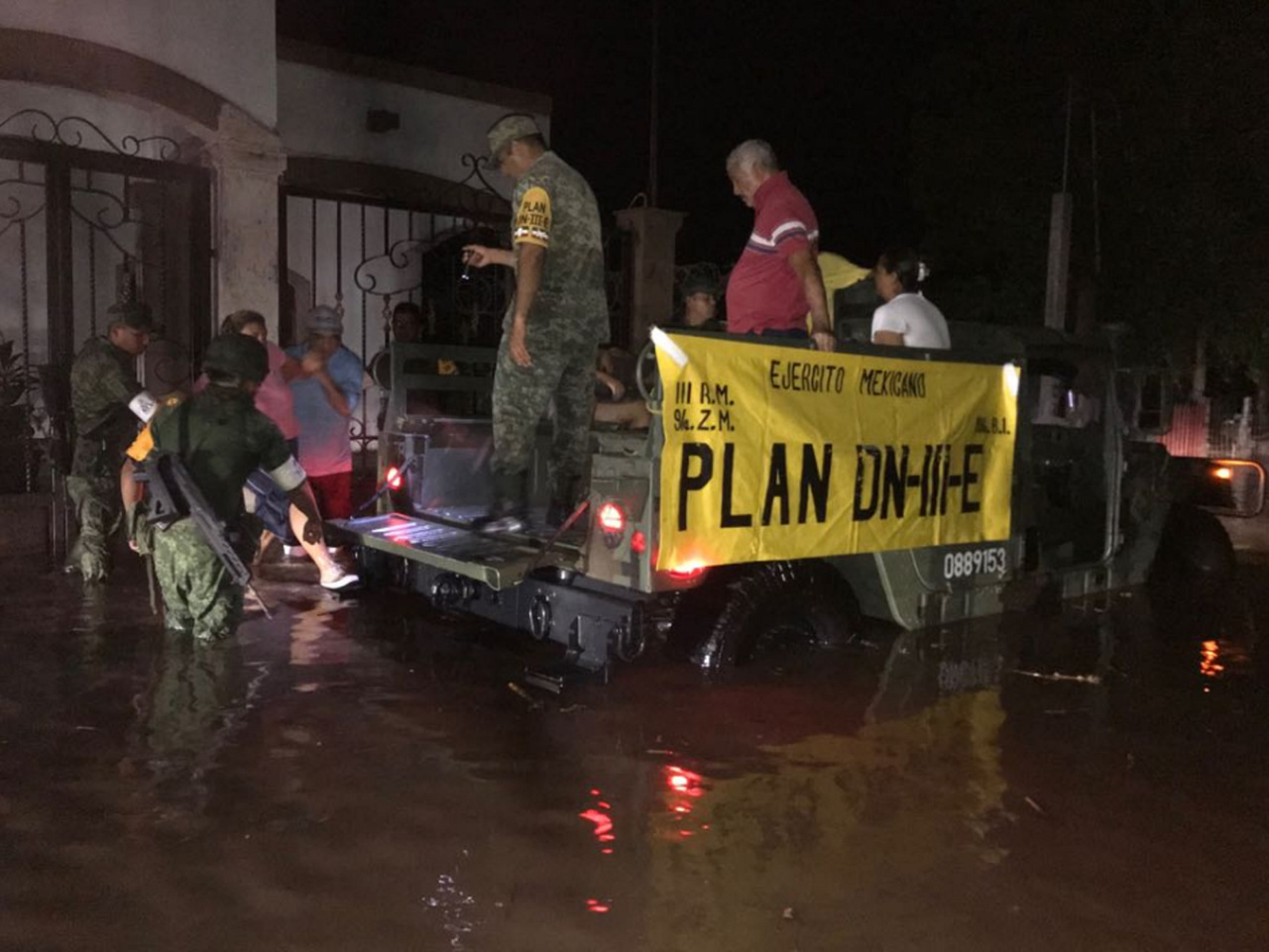 Apoyo.Militares recorrieron las calles de varios municipios para ayudar a evacuar las zonas afectadas. (NOTIMEX)
