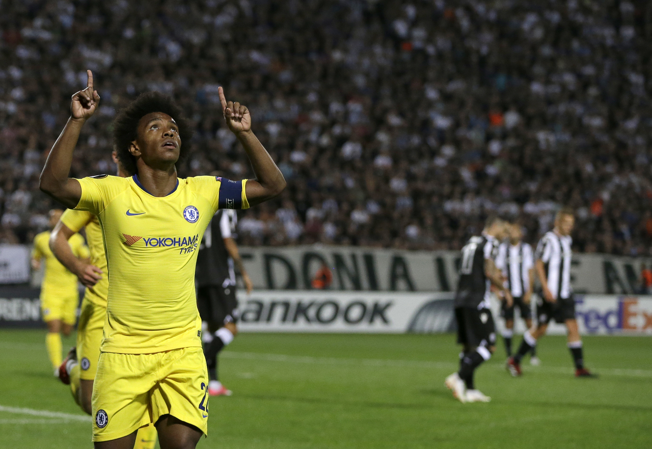 El brasileño Willian festeja el gol suyo que dio al Chelsea la victoria 1-0 sobre el PAOK griego en la Liga Europa, ayer.