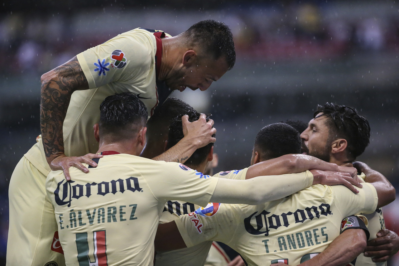 Jugadores del club América festejan un gol durante su duelo con el equipo de Morelia por el torneo Apertura mexicano.