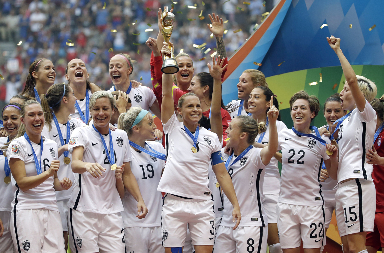 La selección de mujeres de Estados Unidos festeja tras vencer a Japón en la final de la Copa del Mundo femenil en Vancouver, Canadá, en 2015.