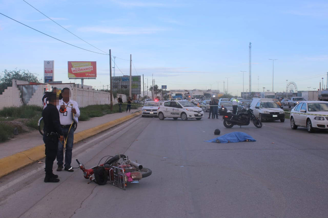 Mujer motociclista muere arrollada por autobús en Torreón