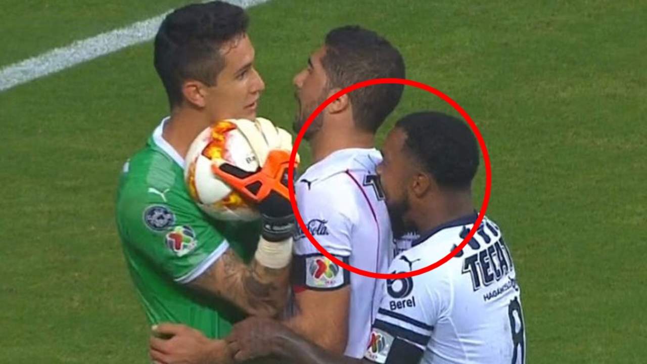 En el juego entre Chivas y Monterrey, se aprecia como el futbolista colombiano muerde al zaguero y que de inmediato se queja por la 'agresión'. (Especial)