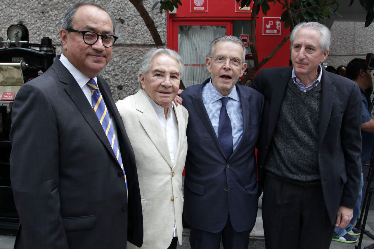 El secretario de Educación Pública, Otto Granados, acompañado de Enrique Florescano, el director general del Fondo de Cultura Económica, José Carreño Carlón y de Joaquín Diez Cañedo, durante la comida en honor a escritores que cumplieron un centenario. (ARCHIVO)