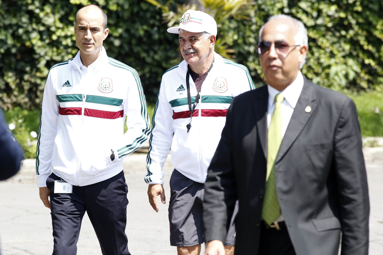 Guillermo Cantú (i), director de selecciones nacionales, y Ricardo 'Tuca' Ferretti, entrenador de la Selección Mexicana en la Fecha FIFA.