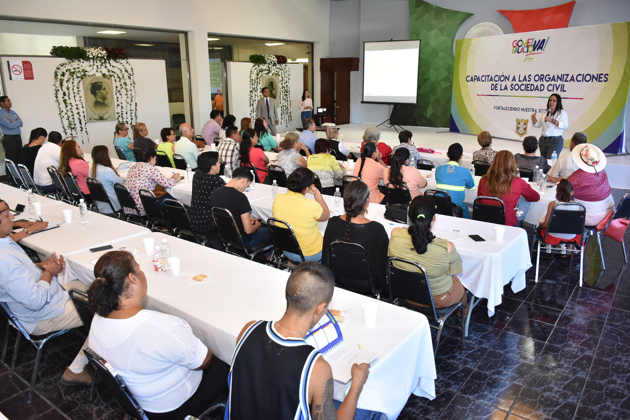 Taller. Las actividades se desarrollaron en el salón Benito Juárez de la presidencia municipal. (EL SIGLO DE TORREÓN)