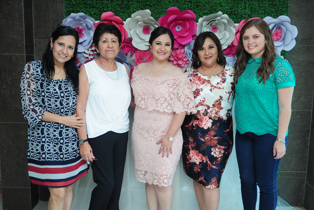 Mónica Salas, Marisela Hernández, Marisela Luján y Estela Hernández acompañando a la novia