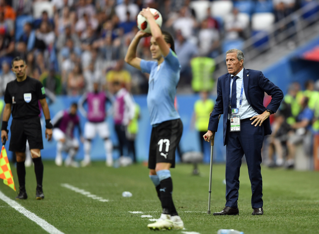 El técnico de Uruguay Oscar Tabárez observa desde el costado de la cancha durante el partido contra Francia por los cuartos de final del Mundial en Nizhny Novgorod, Rusia.