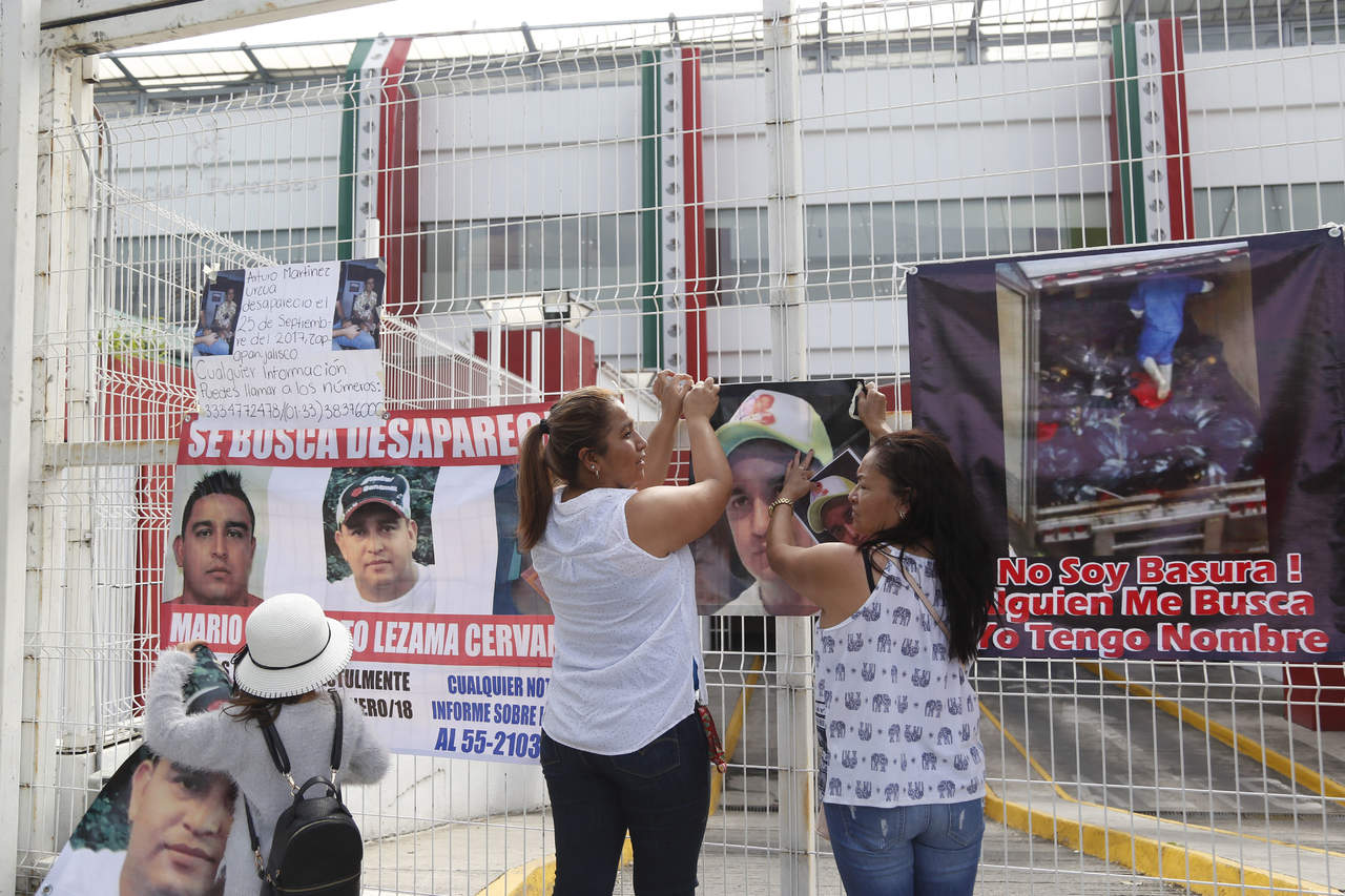  Un grupo de familiares de personas desaparecidas protestaron en el exterior de las instalaciones del Instituto Jalisciense de Ciencias Forenses, en la ciudad de Guadalajara, en el estado de Jalisco (México). (EFE)