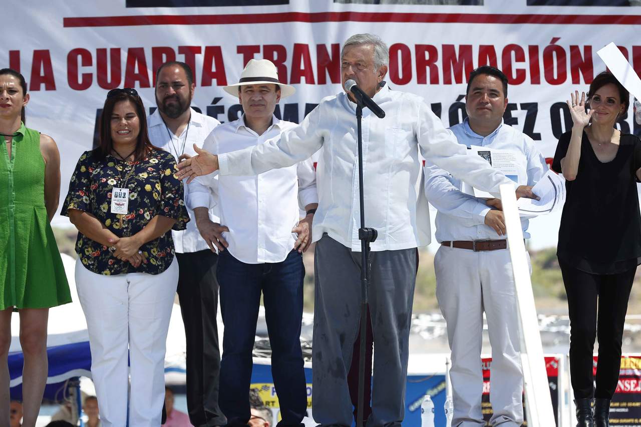 López Obrador también criticó que decisiones como la de la alcaldesa de Guaymas, Sara Valle, quien le tomó protesta a su cuñado como tesorero de la localidad. (EL UNIVERSAL)