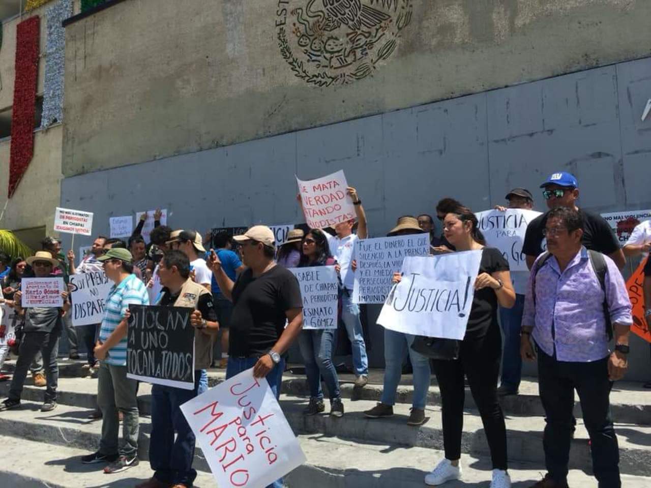 Los comunicadores pidieron justicia por el homicidio de Gómez Sánchez, corresponsal de la Organización Editorial Mexicana (OEM) en el norte de Chiapas, en una zona colindante con el estado de Tabasco. (ARCHIVO)
