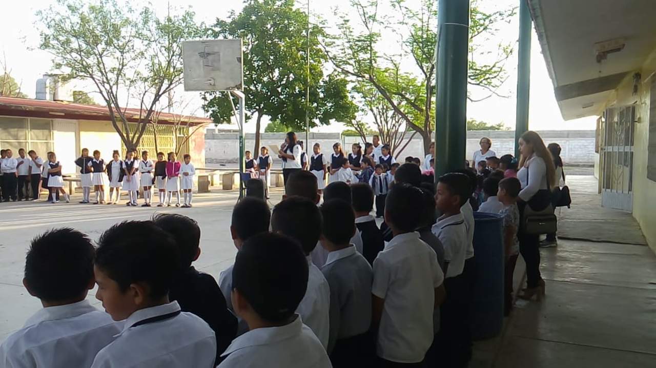 Vestidos de blanco y con un moño negro en el brazo como símbolo de luto, los docentes y alumnos de la escuela primaria federal México, guardaron un minuto de silencio en memoria de Jared. (EL SIGLO DE TORREÓN)