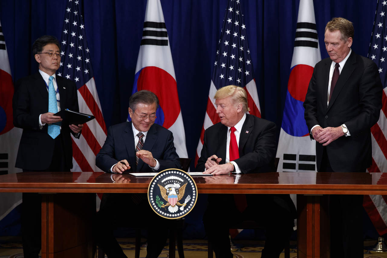 'Esto es algo muy importante. Es un gran día para Estados Unidos y Corea del Sur', dijo Trump antes de firmar el acuerdo. (AP)
