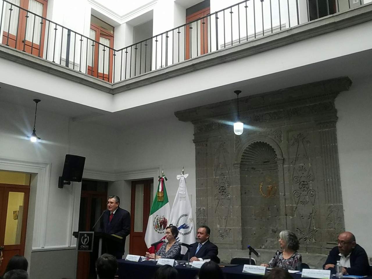 Tras inaugurar el foro 'El Derecho Humano a la Salud en México', el Ombudsperson indicó que en el caso de la desaparición de los 43 normalistas 'no se ha hecho justicia, hay pendientes, cuestiones por dilucidar importantísimas'. (ARCHIVO)