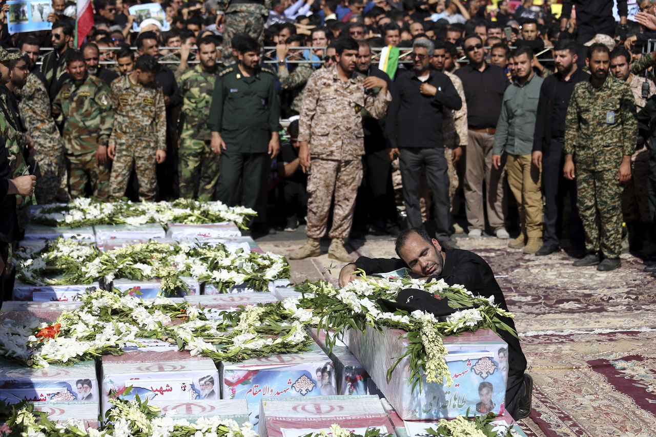 Multitud. Funerales se llevan a cabo dos días después de que hombres armados abrieron fuego en un desfile militar. (AP)