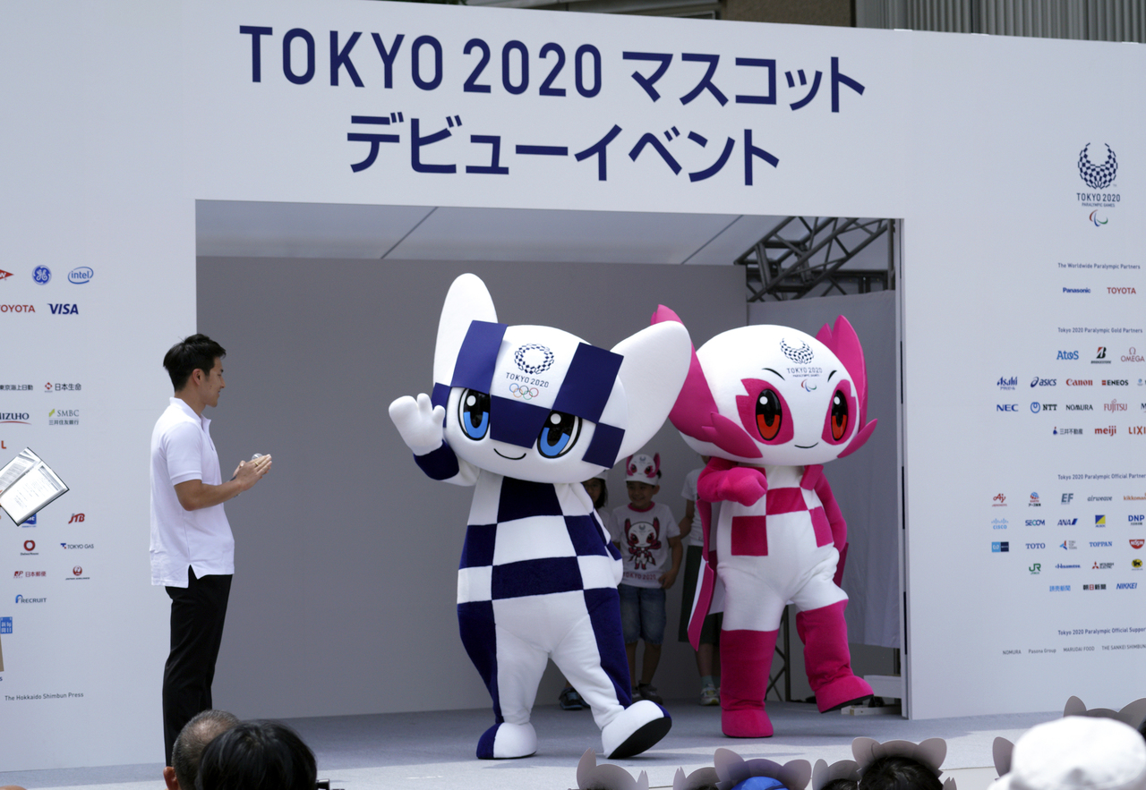 'Miraitowa' (i), mascota de los Juegos Olímpicos y 'Someity', la mascota de los Juegos Paralímpicos.