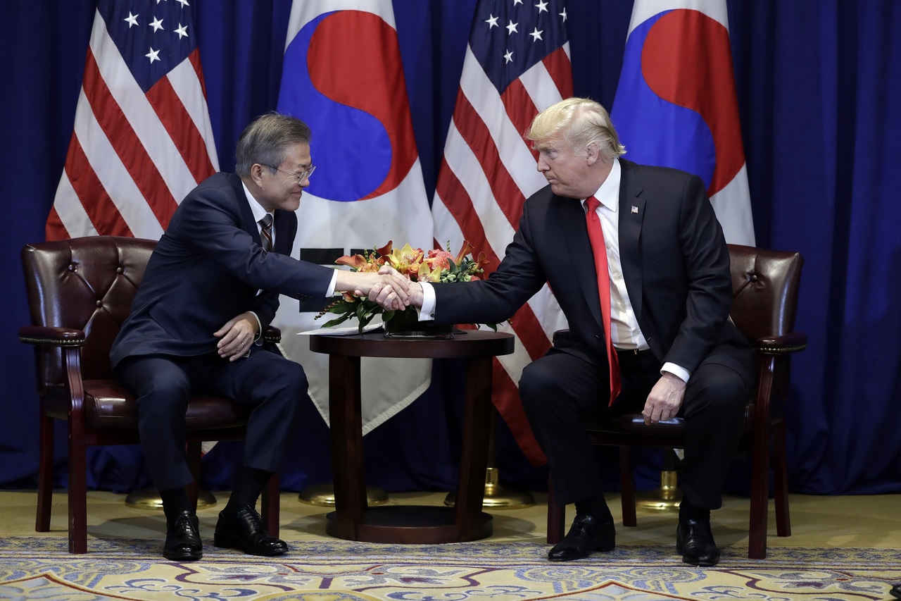 Firma. Trump se reunió en las próximas horas con el presidente surcoreano Moon Jae-in para revisar su tratado comercial. (AP)
