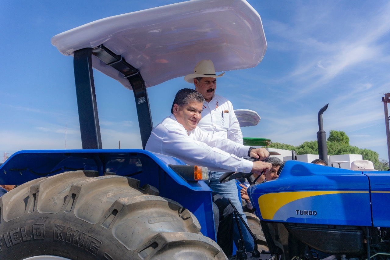 Desarrollo. El gobernador, Miguel Riquelme estuvo en la entrega de tractores a productores del campo lagunero. (CORTESÍA)