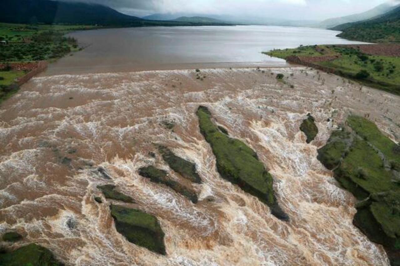 Agua. La presa Peña del Águila está derramando 12 metros cúbicos por segundo de agua.