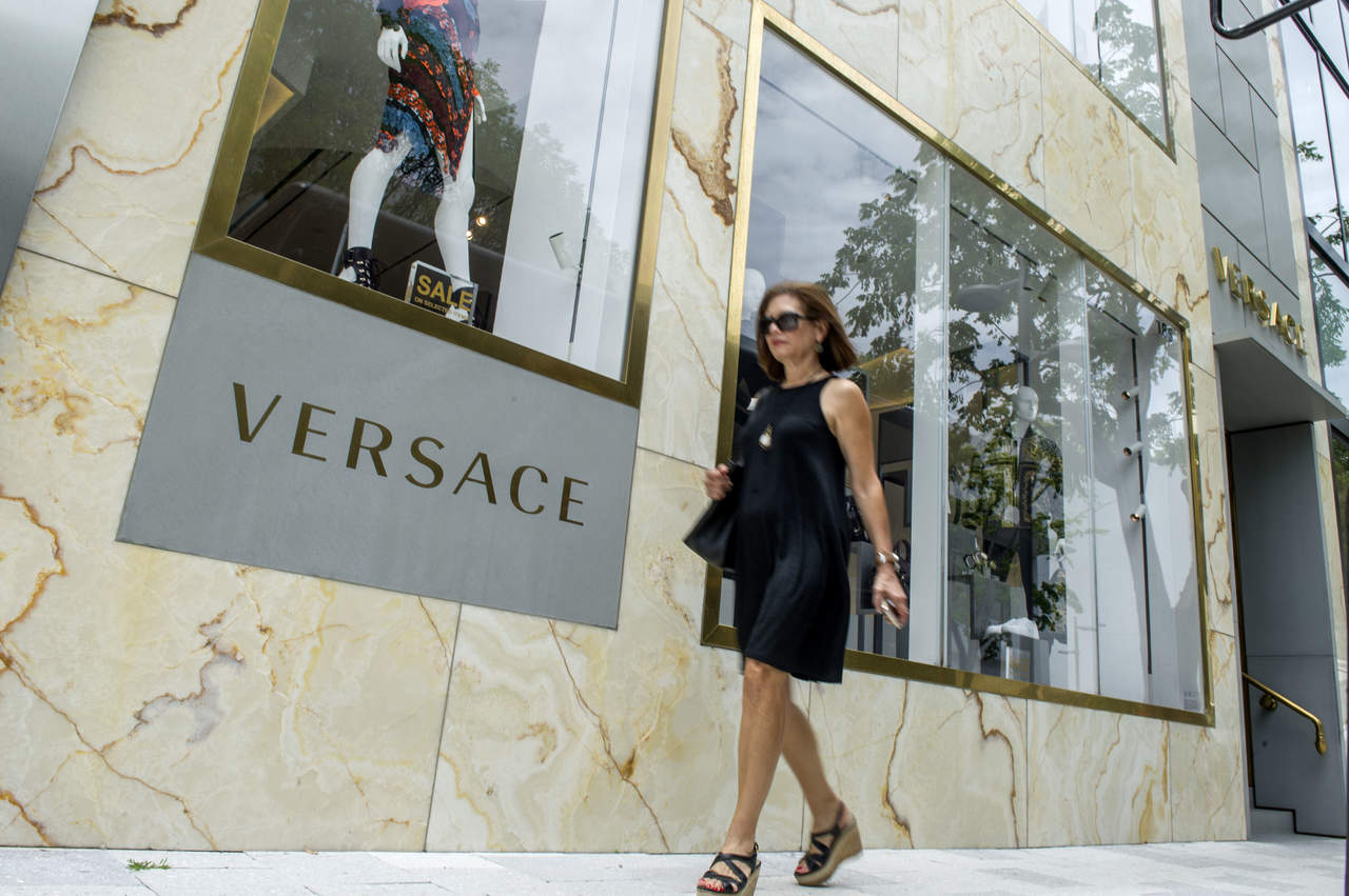 Versace ya pertenece a Michael Kors. (ARCHIVO) 