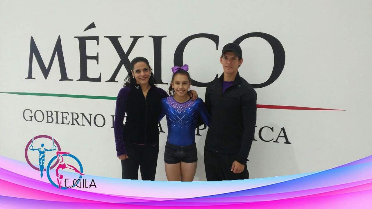 Con apenas 12 años de edad, Karla es alumna de la Escuela de Gimnasia de La Laguna (Esgila) en su campus CAR de esta ciudad, donde aprendió los fundamentos de la gimnasia artística y logró convertirse en campeona nacional de la viga de equilibrio.  (EL SIGLO DE TORREÓN)