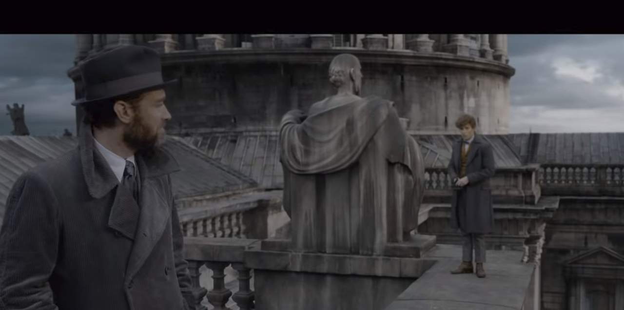 En un intento por frustrar los planes de 'Gellert', el profesor 'Albus Dumbledore' (Jude Law) recluta a su antiguo ex alumno 'Newt', quien accede a ayudarlo sin conocer los riesgos a los que se enfrentará. (ESPECIAL)