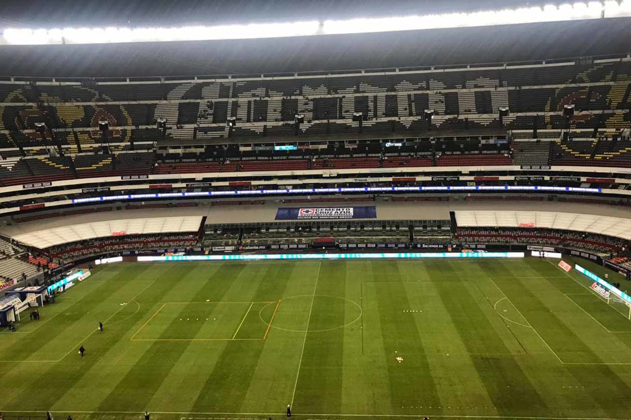 La cancha del Estadio Azteca ha ido mejorando poco a poco.