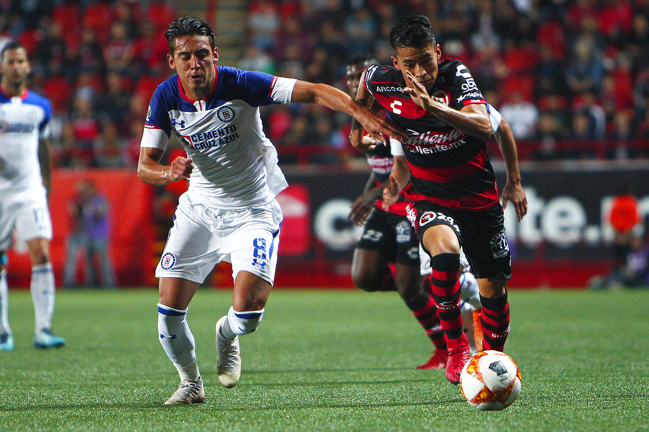 Javier Salas (i), del Cruz Azul, y Osciel de la Cruz, del Tijuana, durante el juego de octavos de final del Apertura 2018 de la Copa MX.