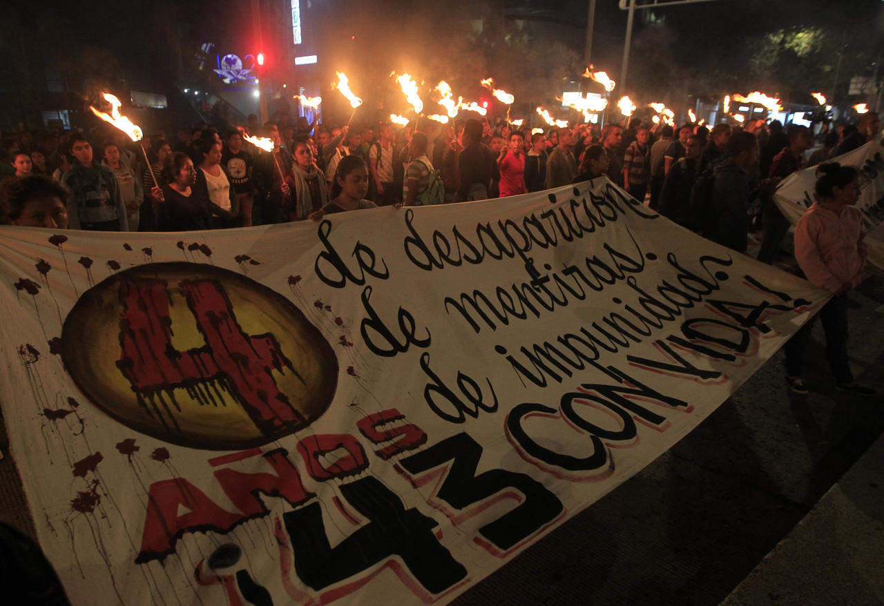 Sin rastro. Familiares y amigos de los 43 estudiantes desaparecidos de la escuela normal rural Raúl Isidro Burgos, en Ayotzinapa, protestaron ayer en la CDMX. (EFE)