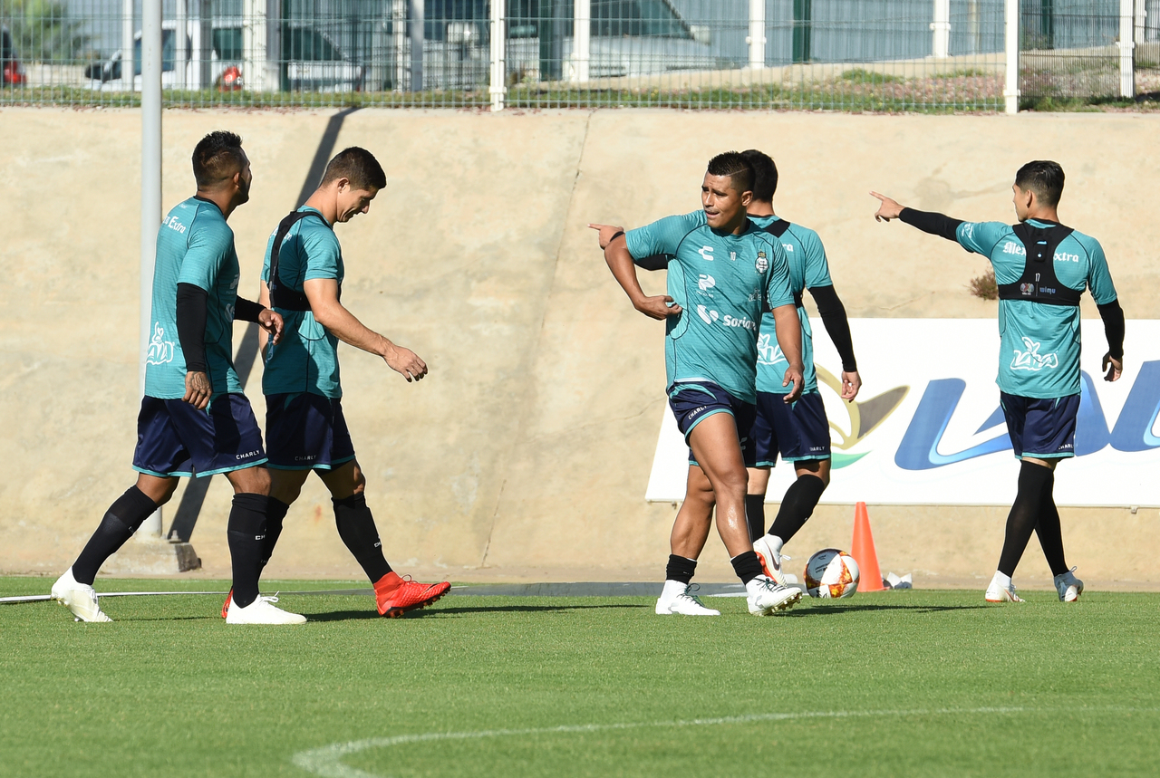Los jugadores del primer equipo del Santos Laguna entrenaron ayer en sus instalaciones del Territorio Santos Modelo.