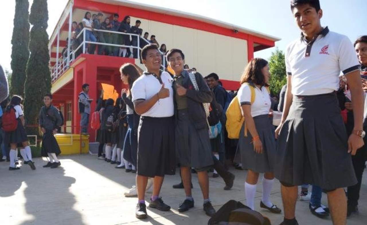 Compañeros protestan en bachilleres de Oaxaca contra acoso escolar a alumnas. (ESPECIAL) 
