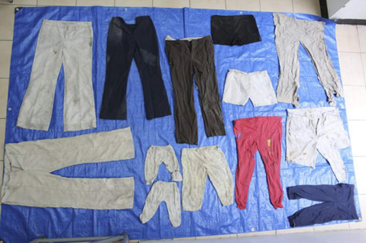 Una camisa manchada, unos pantalones desgarrados, un zapato de niño: decenas de fotos publicadas por la Fiscalía del estado de Veracruz de prendas de ropa encontradas en una gran fosa clandestina exhiben el horror de las desapariciones en México. (ARCHIVO)