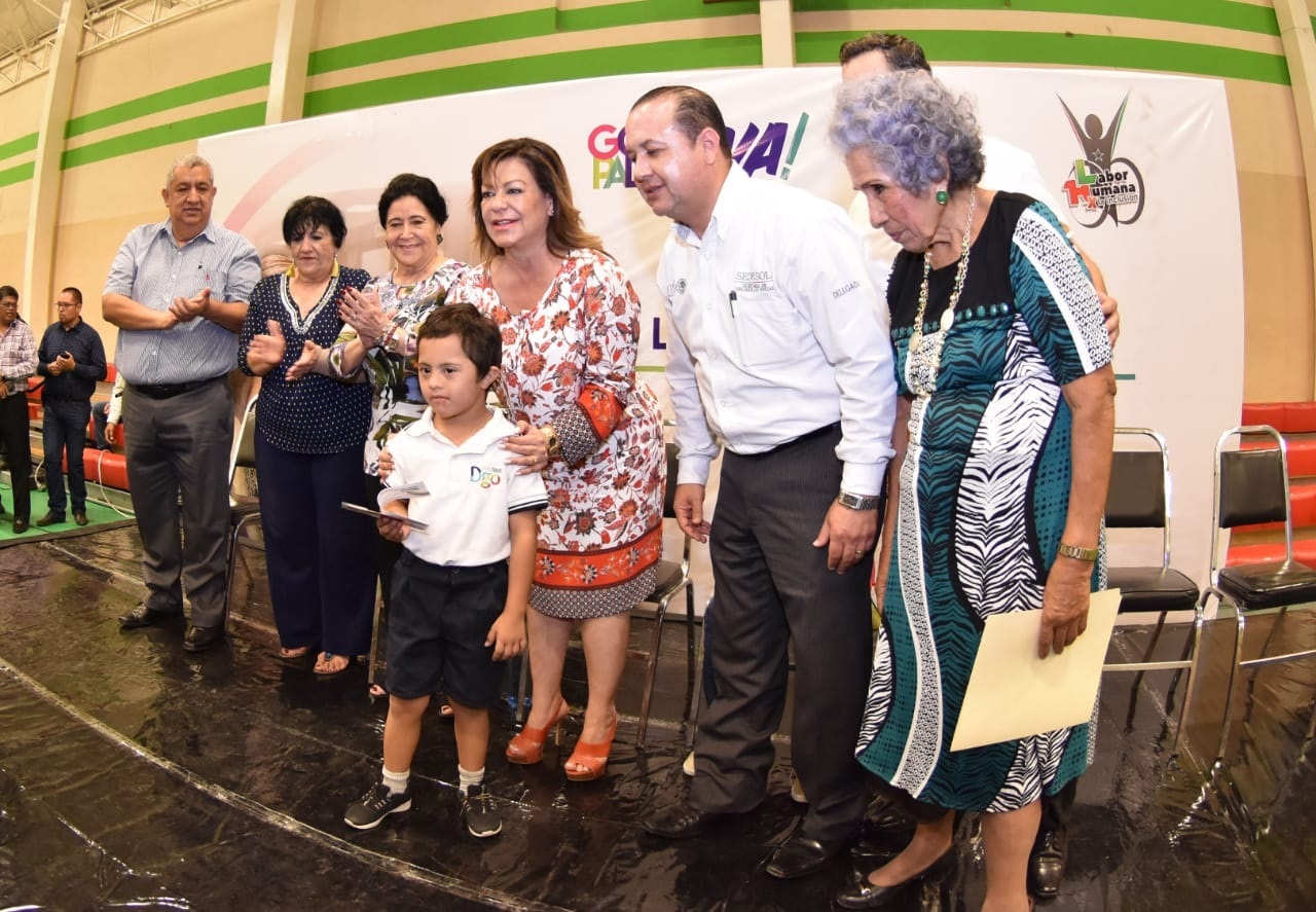 Apoyos. La alcaldesa, Leticia Herrera entregó becas económicas a personas con discapacidad. (EL SIGLO DE TORREÓN)