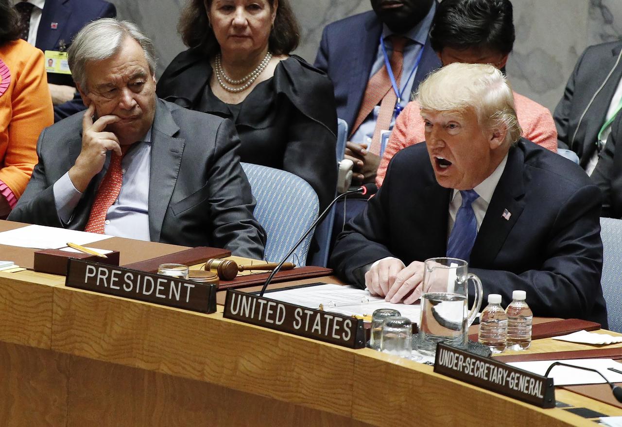 En sesión. El secretario general de la ONU, Antonio Guterres (i), escucha al presidente de EU, Donald Trump, durante la reunión del Consejo de Seguridad. (EFE)