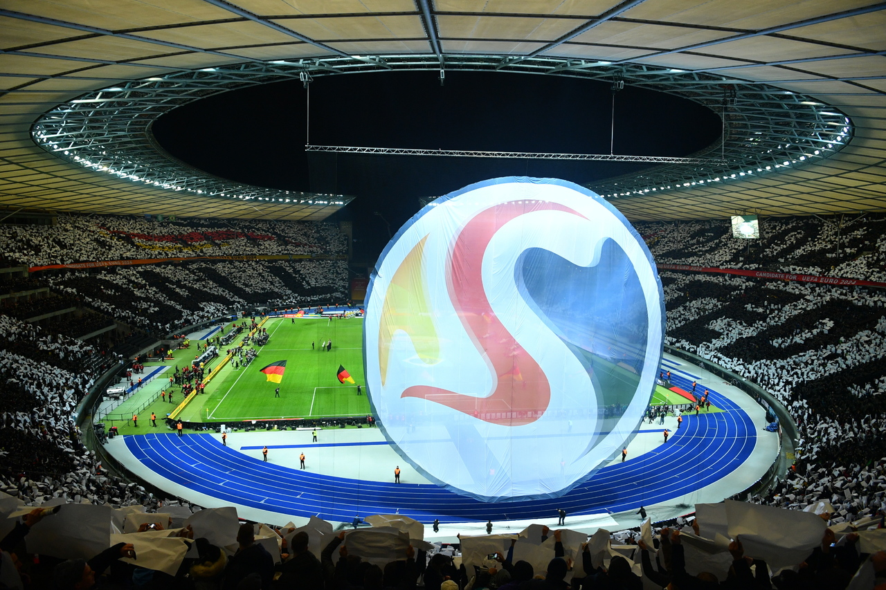 Foto del 27 de marzo de 2018 con el logo de la Eurocopa 2024 previo al partido amistoso entre Alemania y Brasil en el Estadio Olímpico de Berlín.