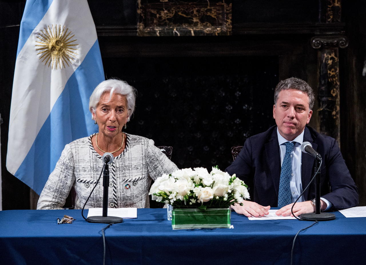 Dará más dinero. La directora gerente del FMI, Lagarde (i), y el ministro argentino de Hacienda, Nicolás Dujovne (d). (EFE)