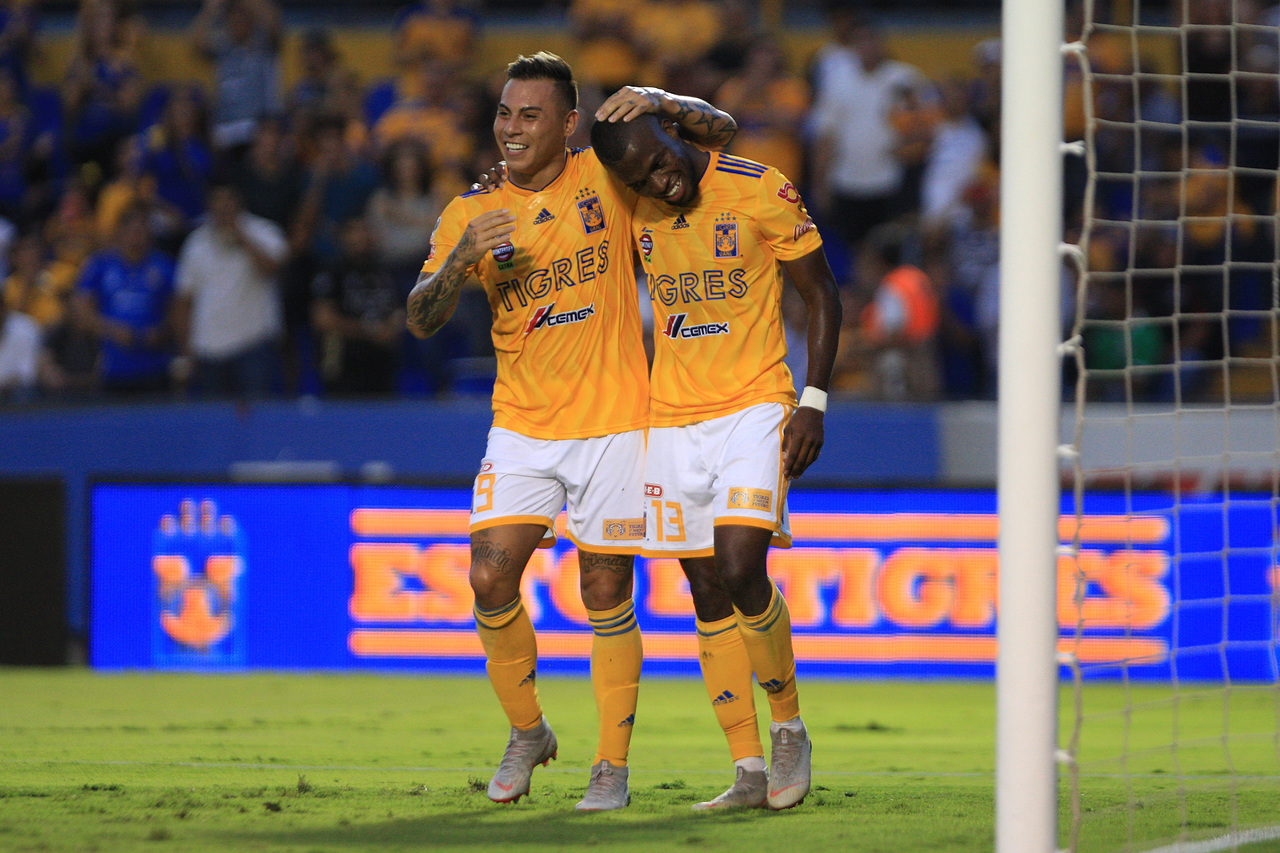 Eduardo Vargas (i) y Enner Valencia (d) anotaron un tanto cada uno, en la victoria de Tigres 4-0 sobre el Puebla.