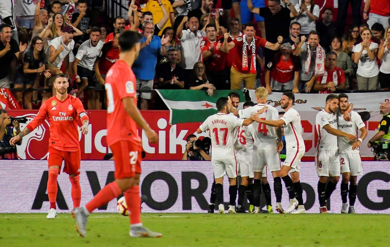 Sevilla festeja la tercera anotación del partido. (AP)