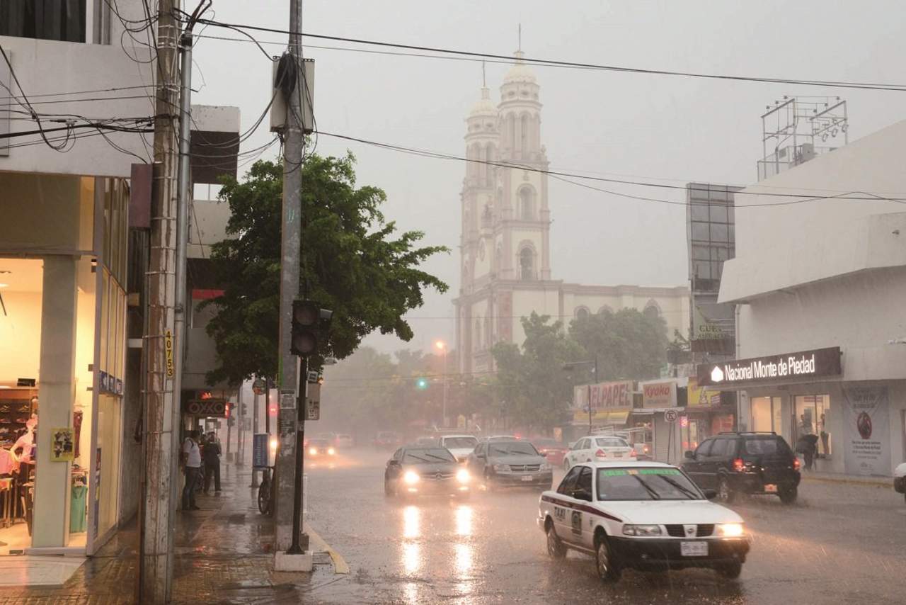 Autoridades de Protección civil estatal recomendaron a la población tomar precauciones, ante el pronóstico de tormentas muy fuertes, rachas de viento en el centro, oriente y sur de Sinaloa, a causa de los efectos del huracán Rosa, que se localiza al suroeste de la Península de Baja California. (TWITTER)