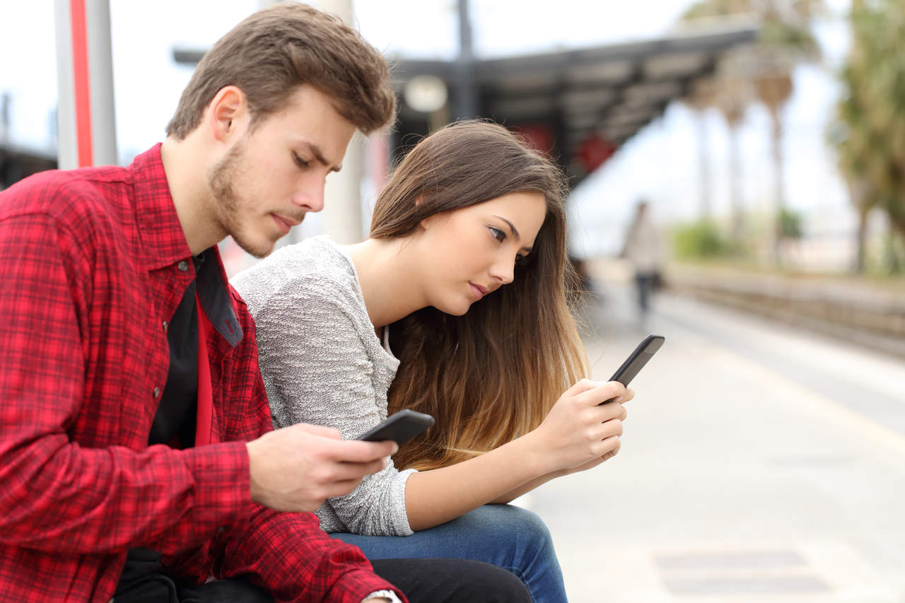 Los afectados por el uso del móvil de un compañero, a menudo expresan celos, molestia, frustración y tristeza. (ARCHIVO)
