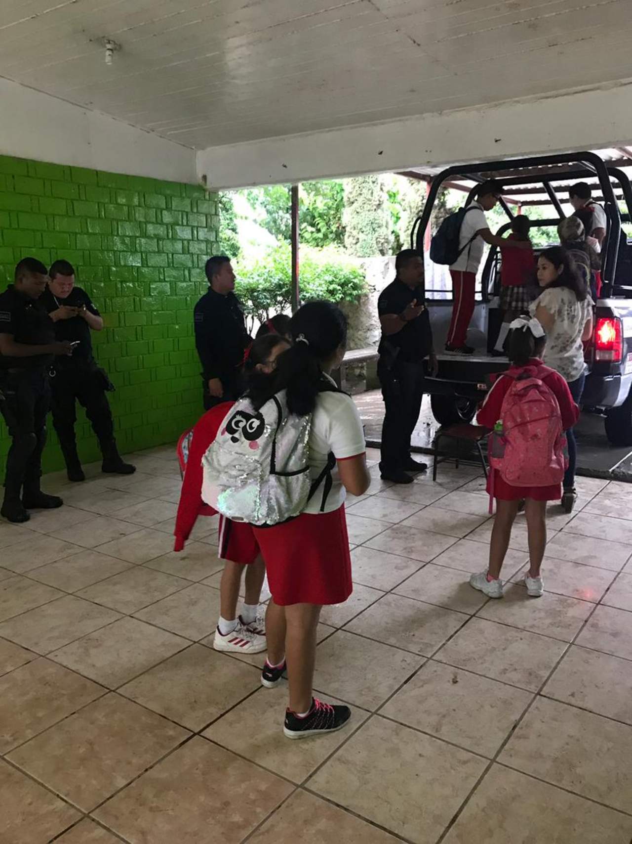Fue necesario solicitar el apoyo de la Dirección de Seguridad Pública para evacuar a los alumnos cuyos padres no acudieron por ellos. (EL SIGLO DE TORREÓN)