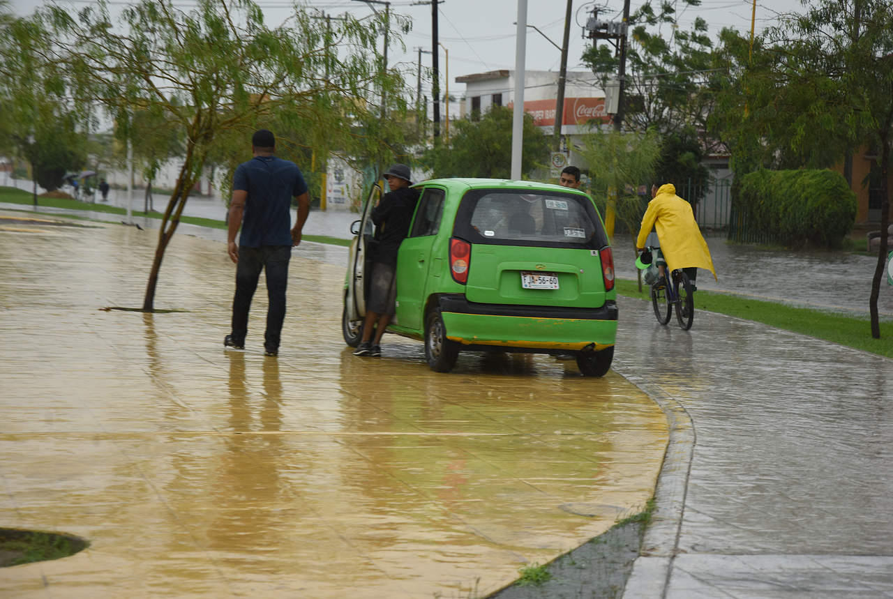Los vecinos subieron sus vehículos a la Línea Verde al ver que comenzaba a elevarse el nivel del agua. (JESÚS GALINDO)