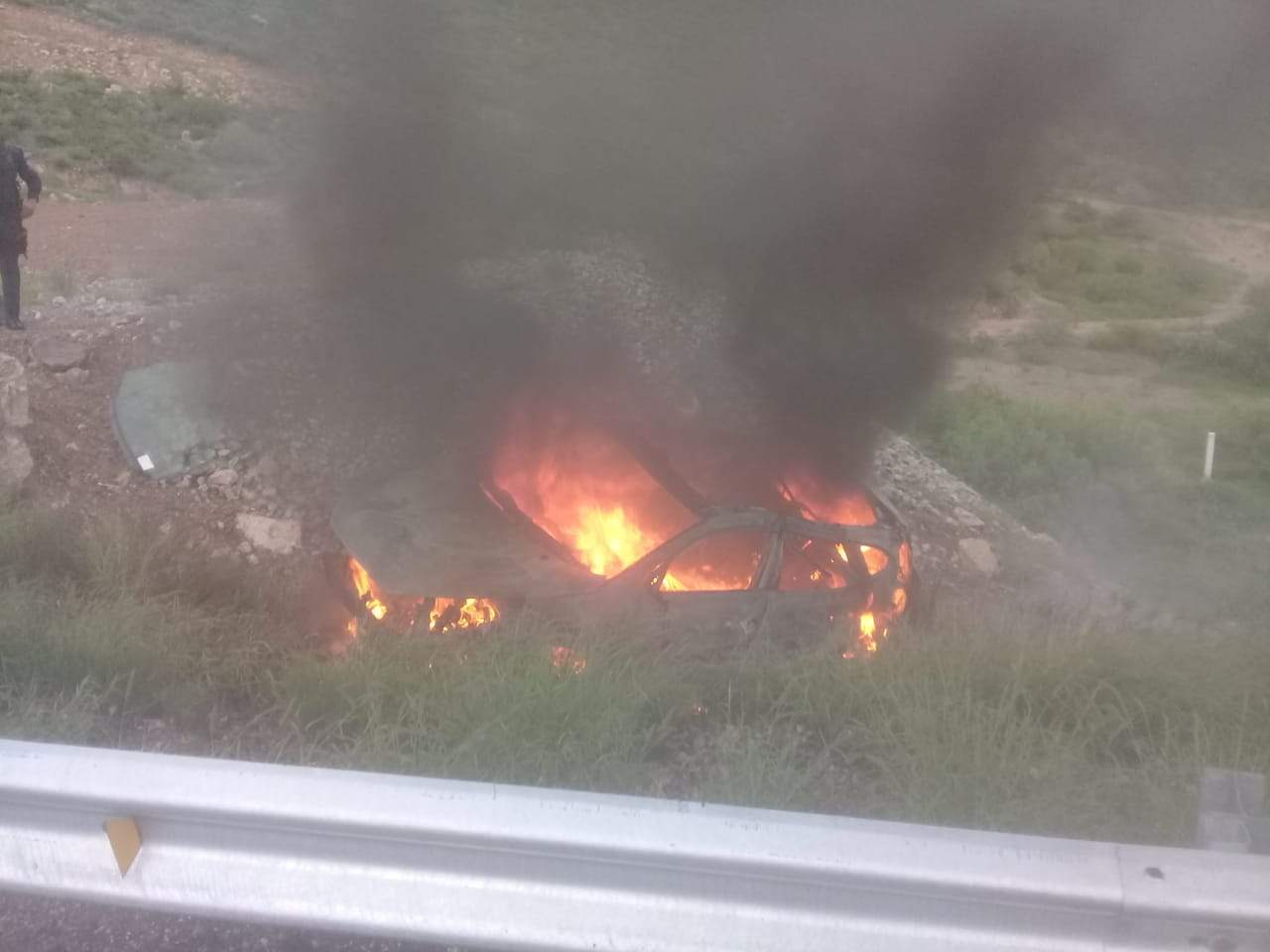 El vehículo ardió en llamas a un costado de la carretera. (EL SIGLO DE TORREÓN)