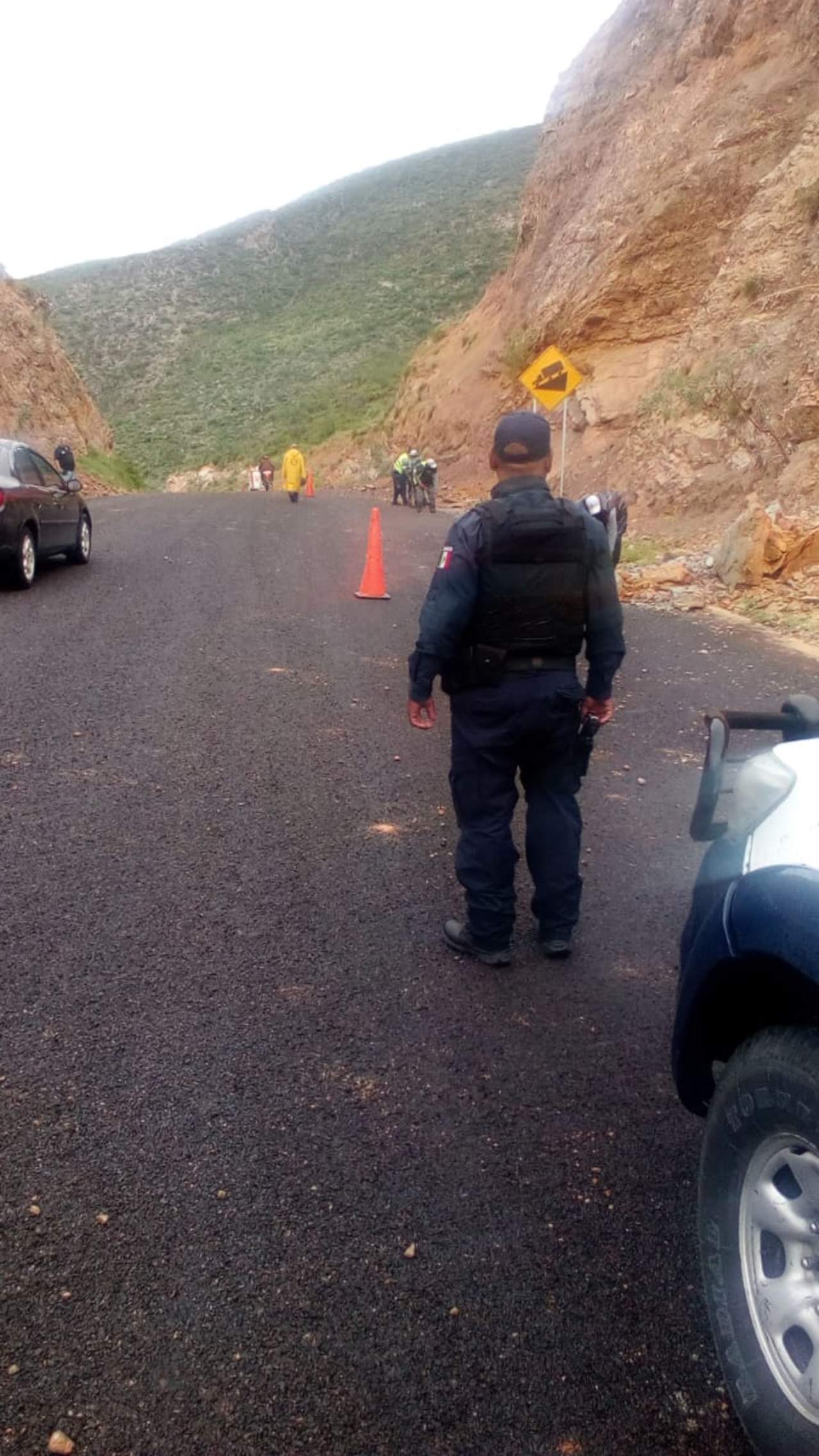 El derrumbe parcial del cerro se reportó la tarde de este jueves aproximadamente a las 13:00 horas, en los carriles de circulación que llevan del poblado el Huarache hacia Nazareno. (EL SIGLO DE TORREÓN)
